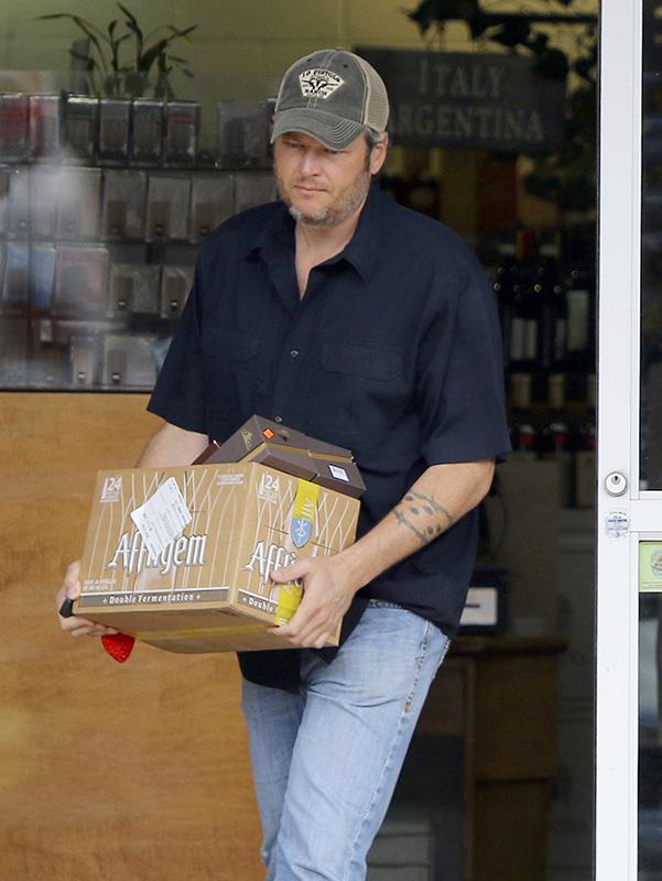 Blake Shelton Stops By A Liquor Store In Studio City