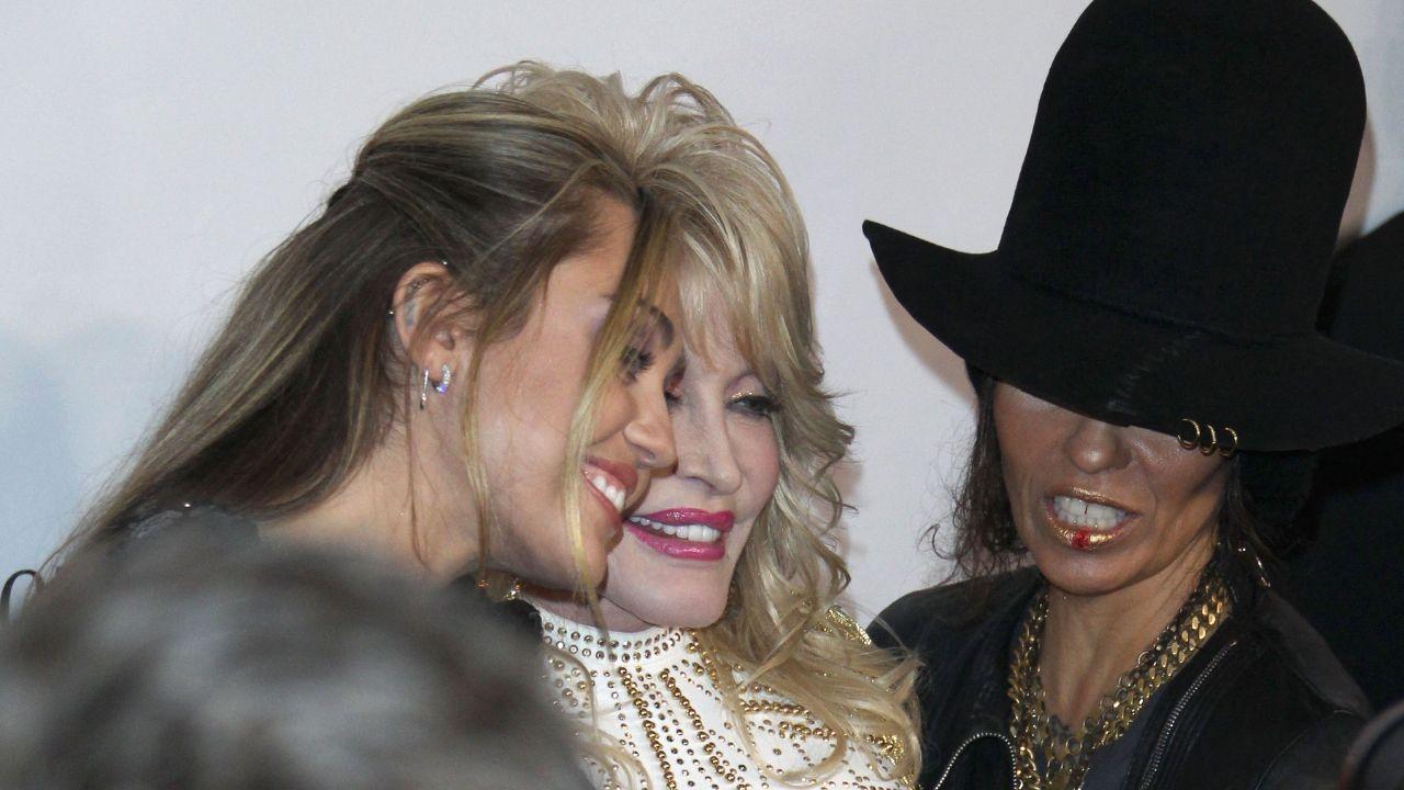 image of The legendary singer once encouraged Miley Cyrus to embrace her emotions while performing.
