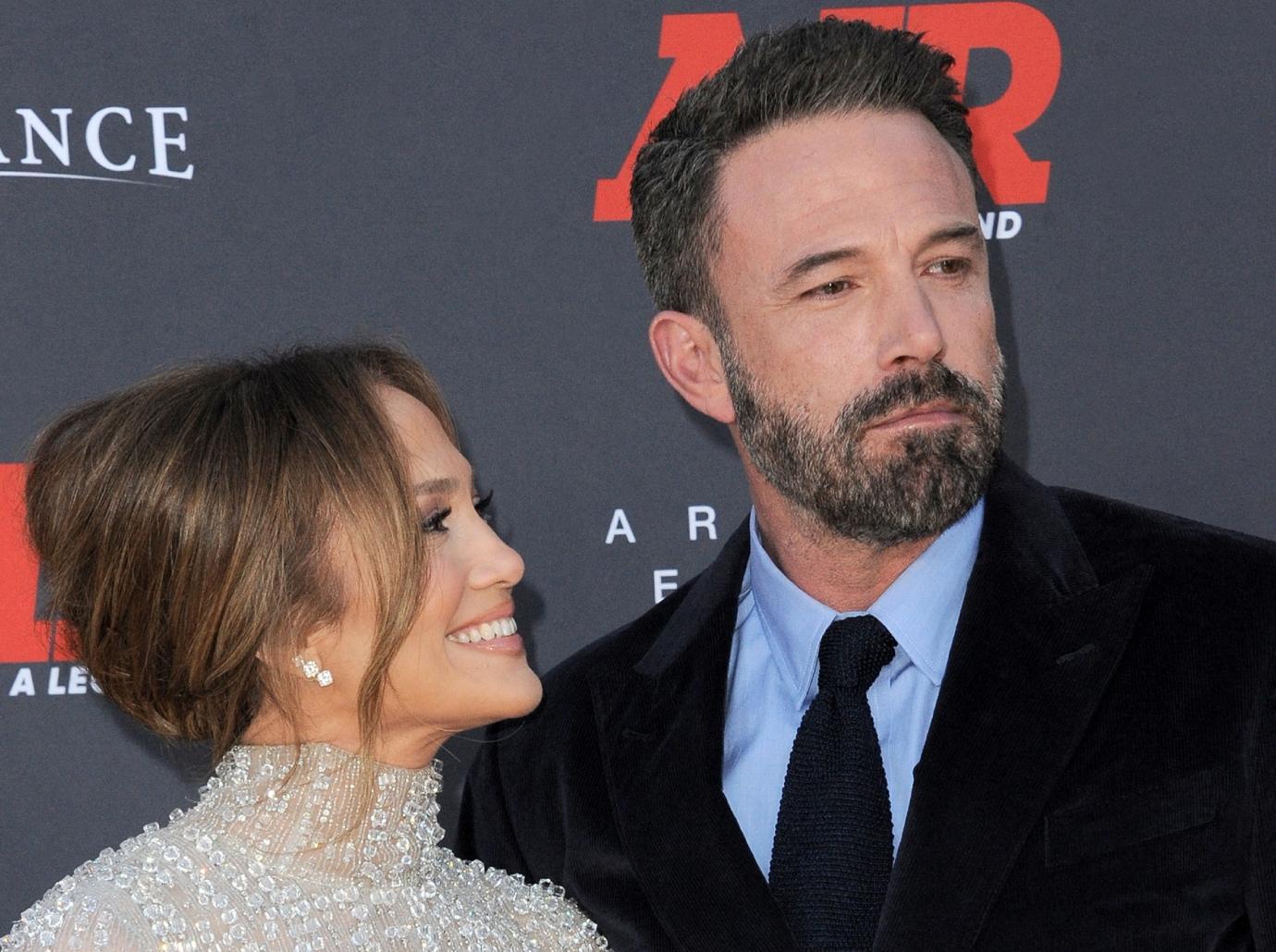 ben affleck jennifer lopez flea market lacma gala