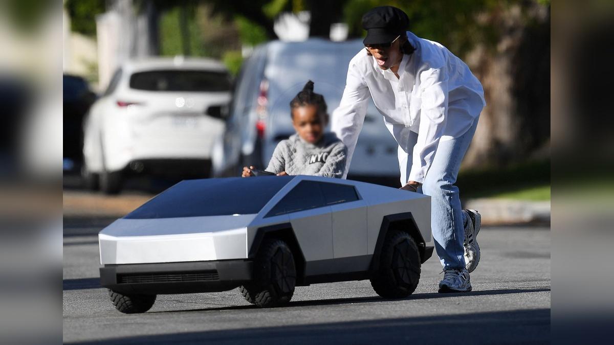 Photo of Kelly Rowland rocked a trendy daytime look for the rare outing with her son.