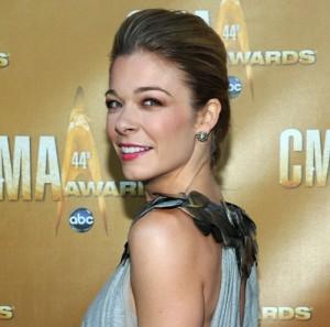 2010__11__leann_rimes_nov11 300&#215;297.jpg