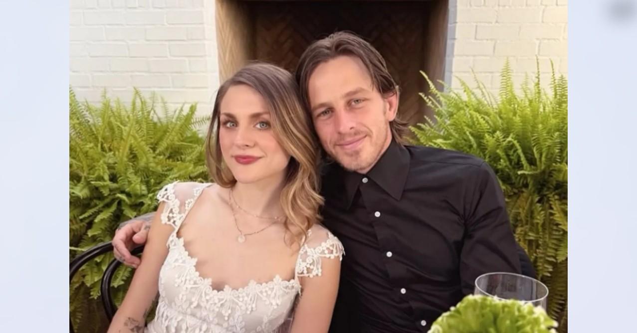 frances bean cobain announces birth first child husband riley hawk