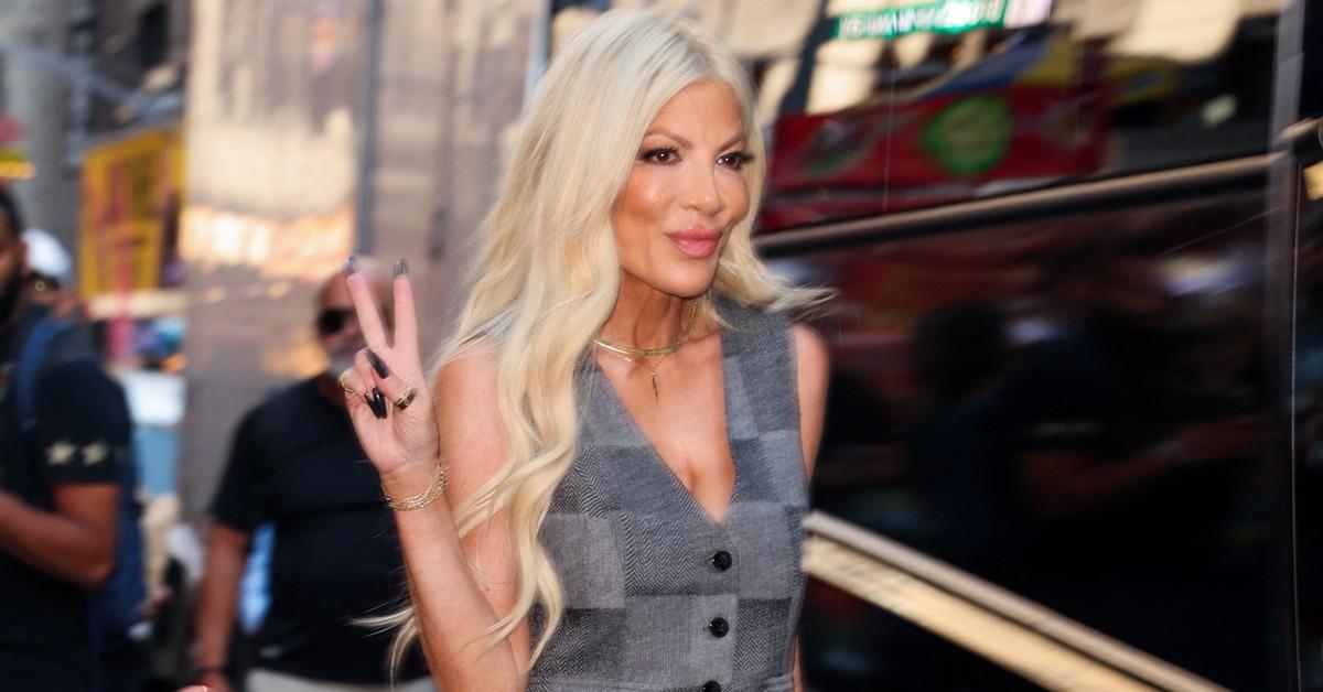 tori spelling decided stick boys one only threesome