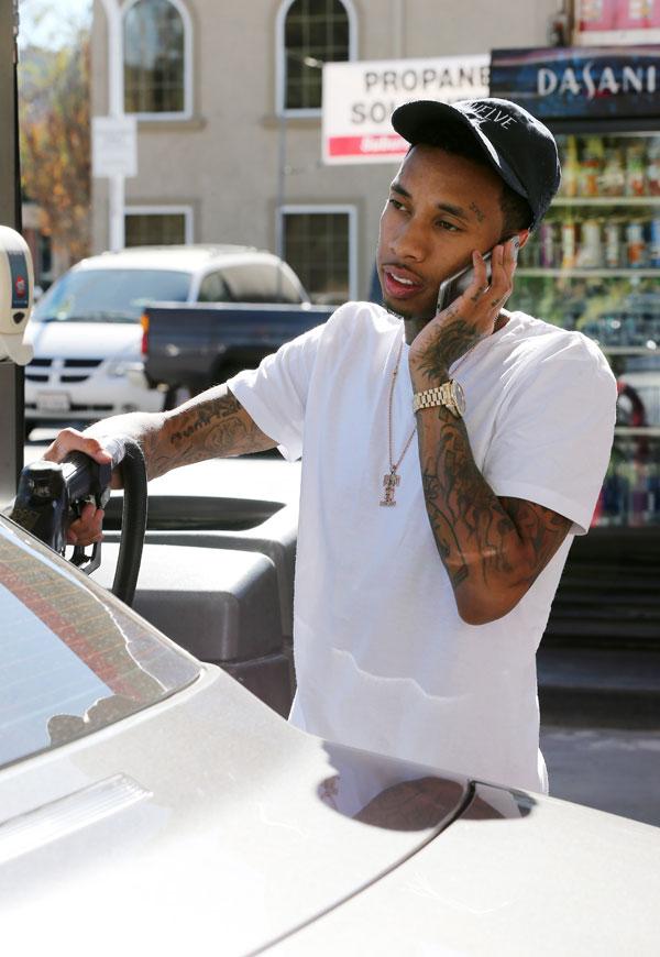 Tyga texting teenager 5