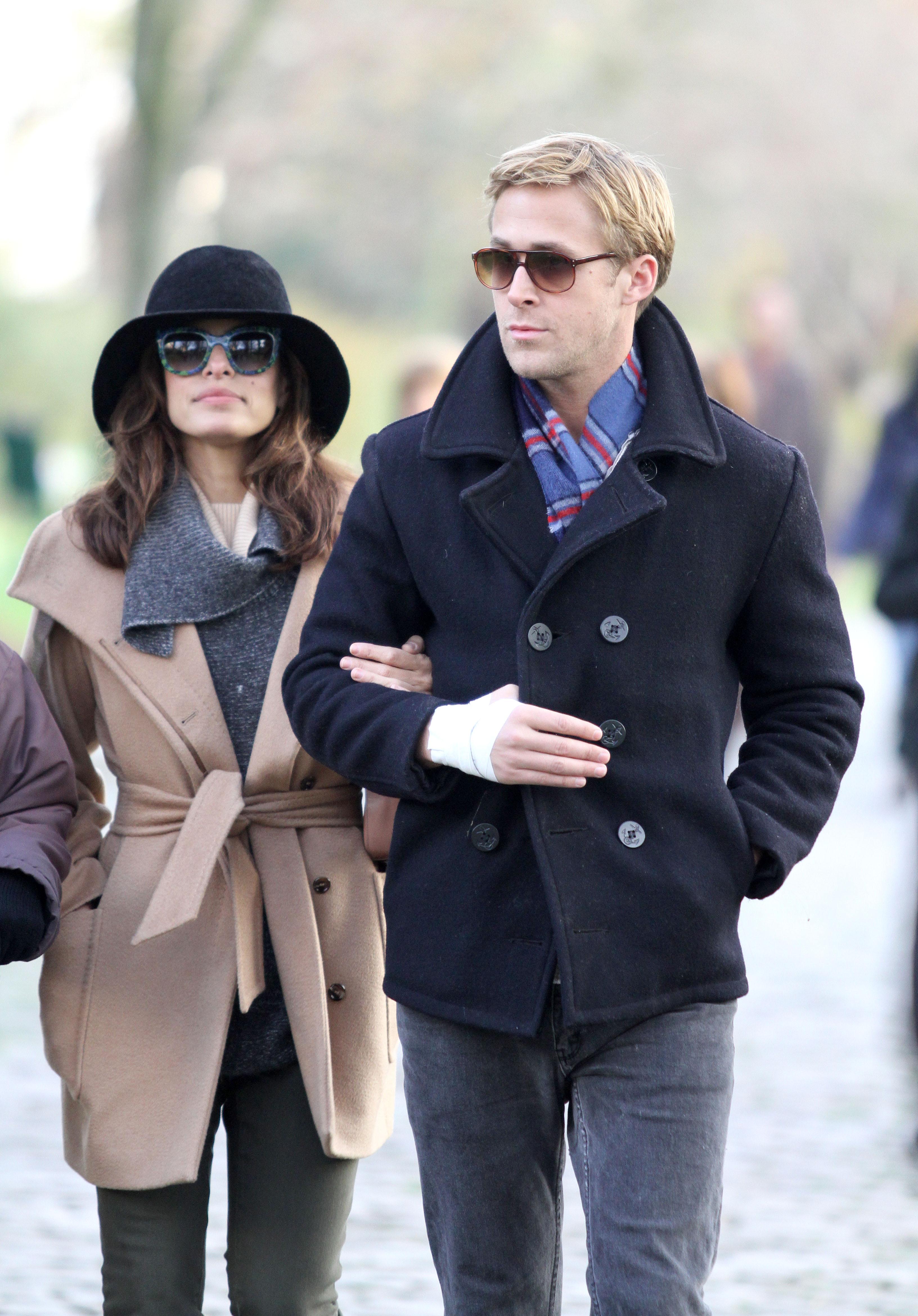 Eva Mendes and Ryan Gosling strolling at Pere Lachaise cemetery