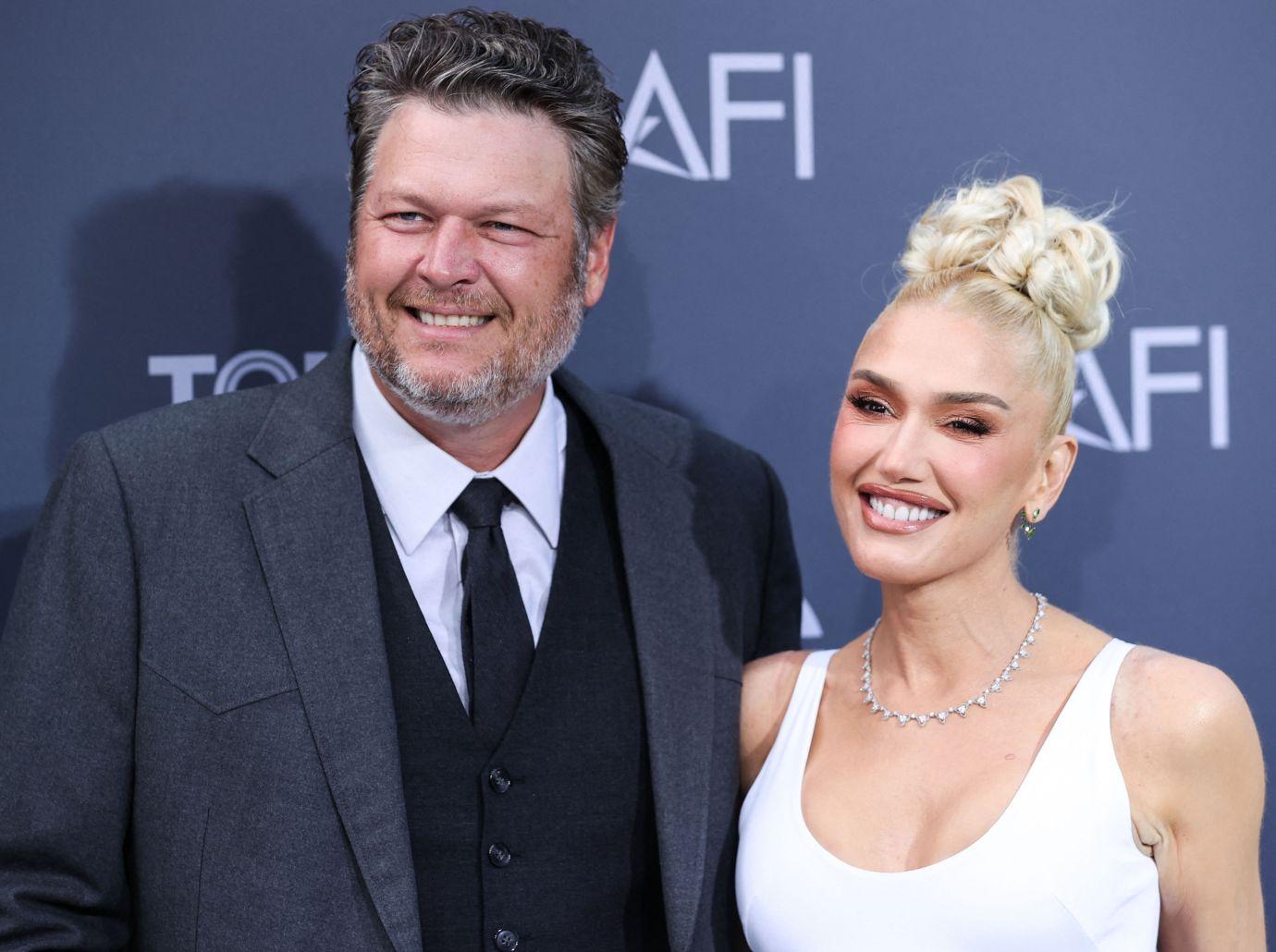 blake shelton close bond gwen stefanis  boys