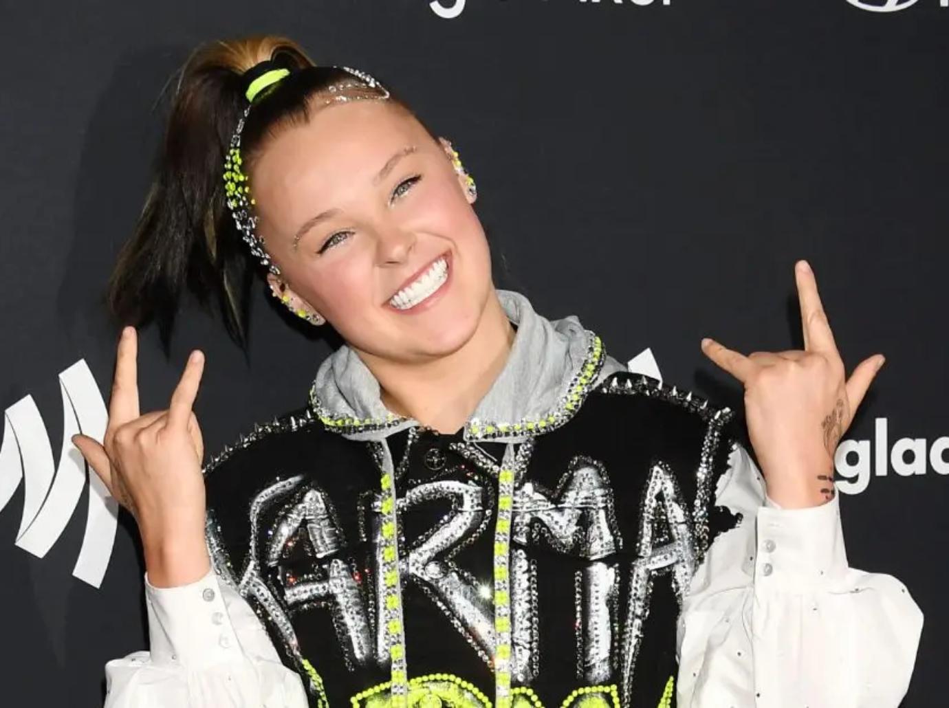 jojo siwa celebrates beating taylor swift most disliked music video