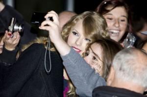 2010__10__Taylor_Swift_Oct21_03 300×199.jpg