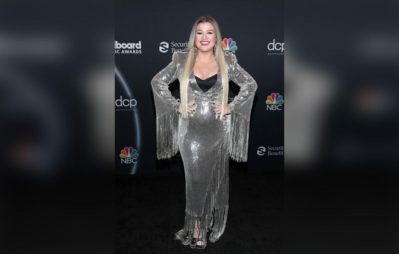 Kelly Clarkson’s Body Transformation In 10 Photos