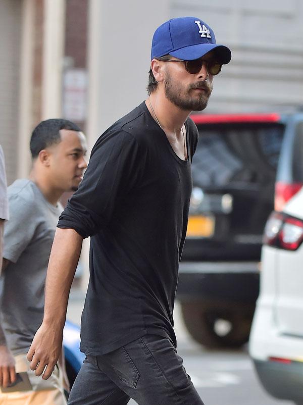 Kourtney kardashian leave scott disick broke