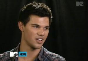2011__04__Taylor_Lautner_April19newsnea 300×210.jpg