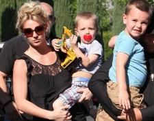 2009__10__fp_3852432_spears_britney_rer_102209 225×178.jpg