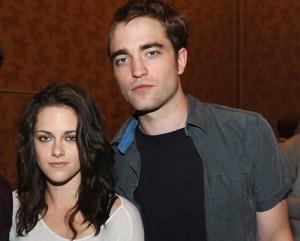 2011__07__Kristen_Stewart_Robert_Pattinson_July21newsbt 300×241.jpg