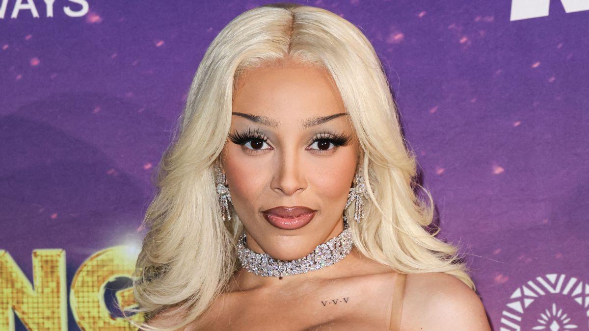 Photo of Fans supported Doja Cat after she opened up about her dad. 