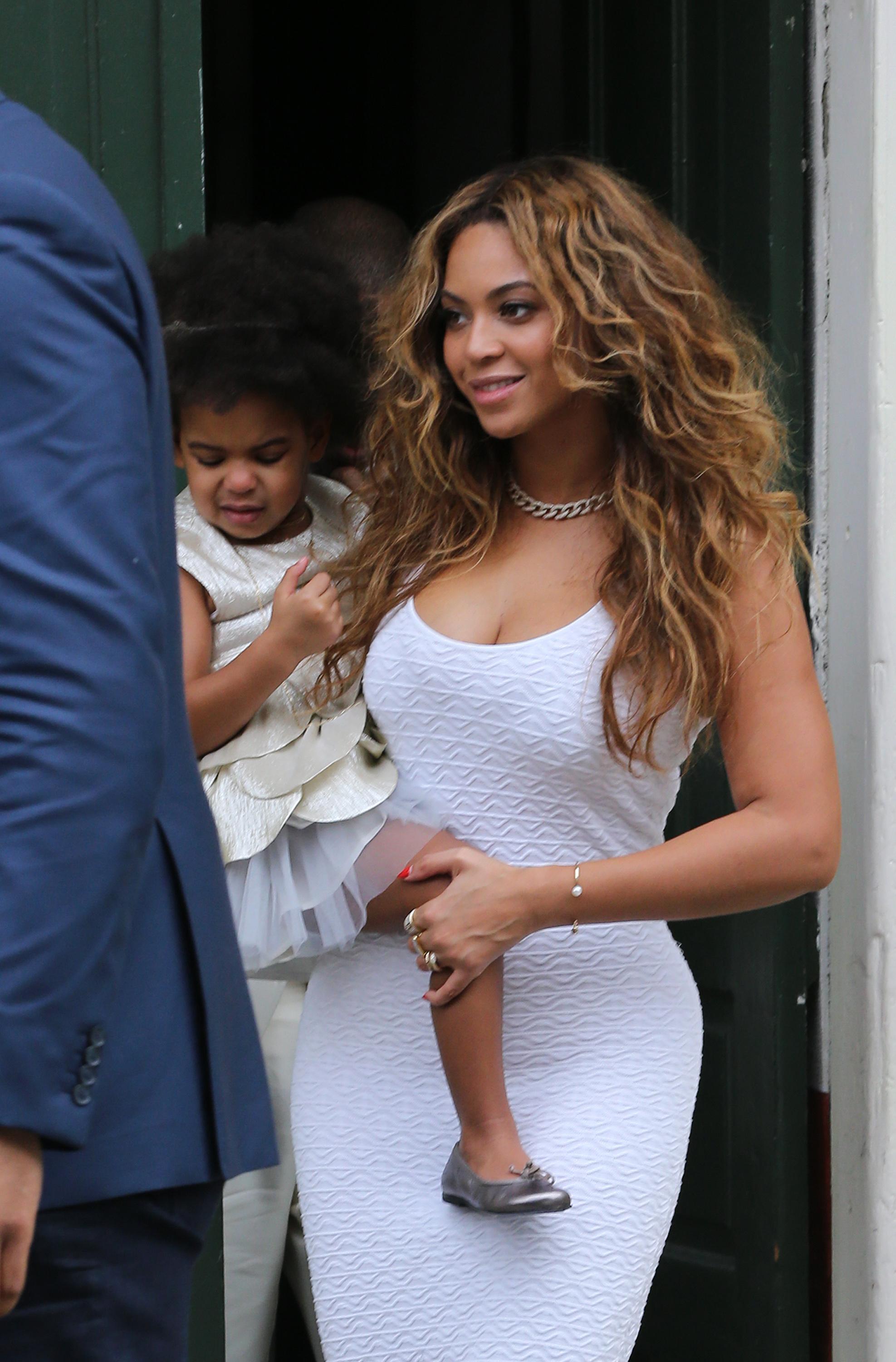 INF &#8211; Solage Knowles and Alan Ferguson have a second line parade after their wedding reception where all of the guests, including Beyonce and Jay Z, were dancing in the streets of New Orleans