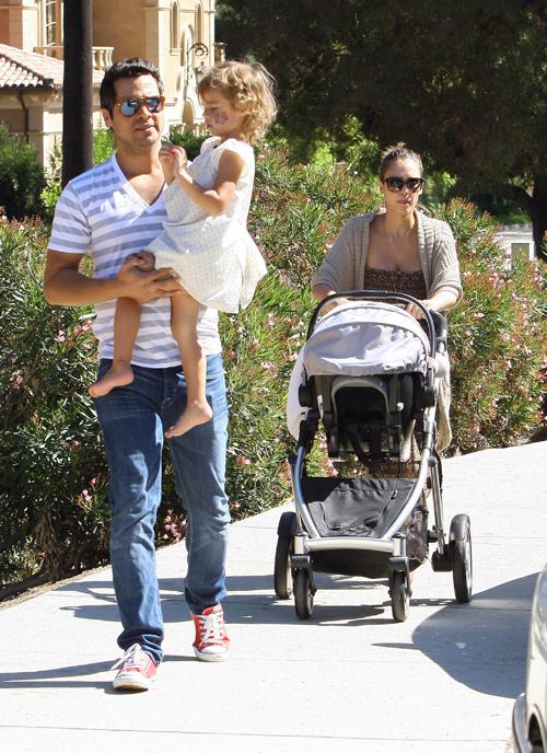 2011__10__jessica alba baby 10092011F_ _1.jpg