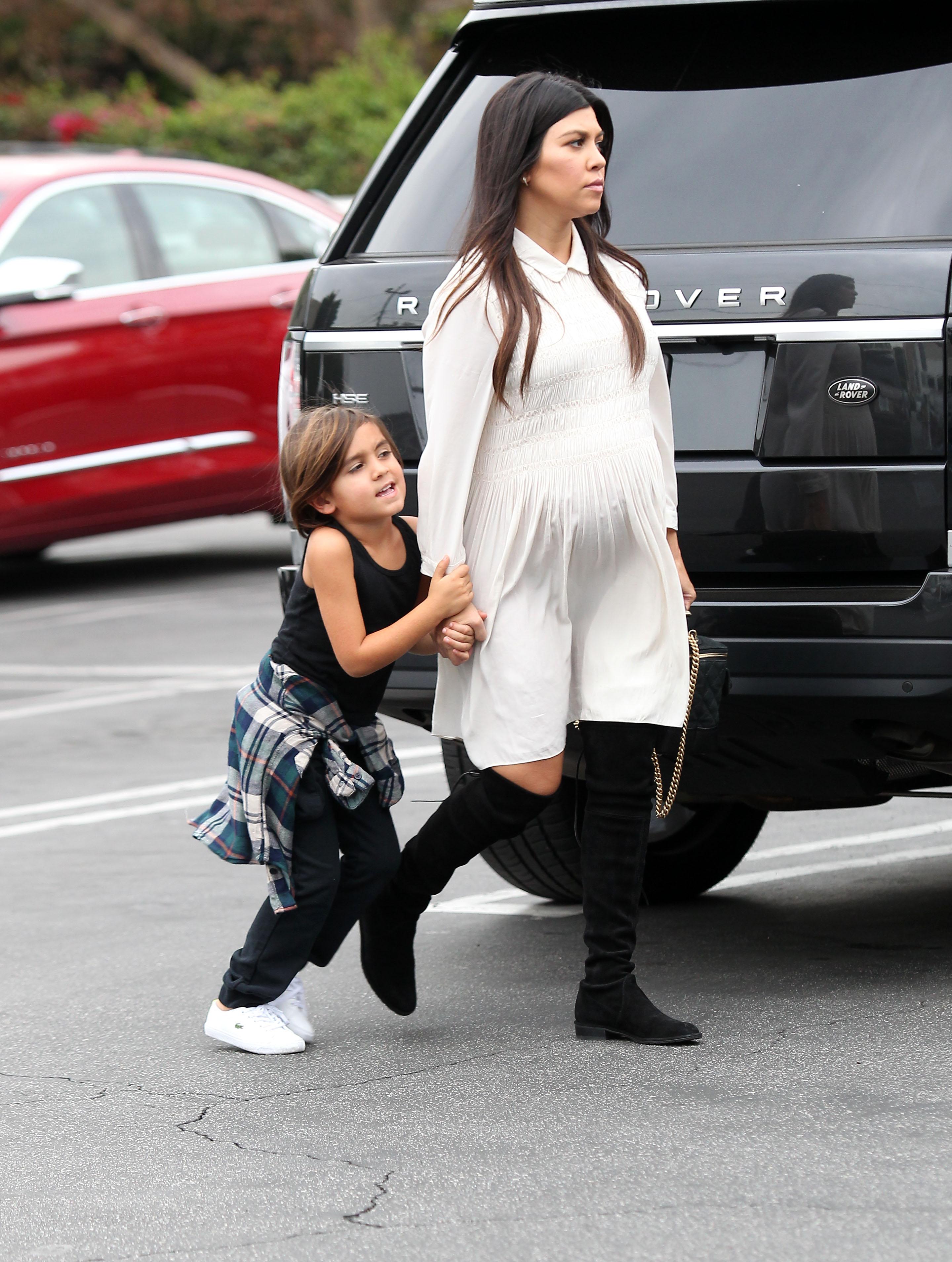 INF &#8211; Kourtney Kardashian and Mason Disick go shopping