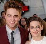 2010__08__Robert_pattinson_Kristen_stewart_Aug13newsnea 150×146.jpg