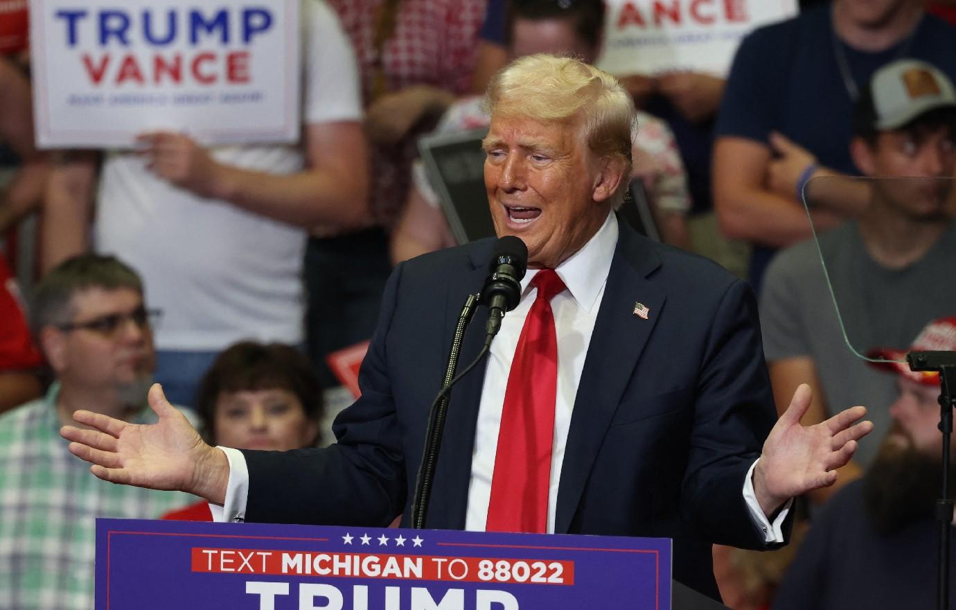 donald trump glitches trying pronounce purse snatching michigan rally