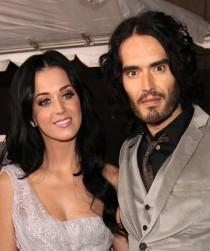 2010__12__Katy_Perry_Russell_Brand_Dec8newsnea 210×300.jpg