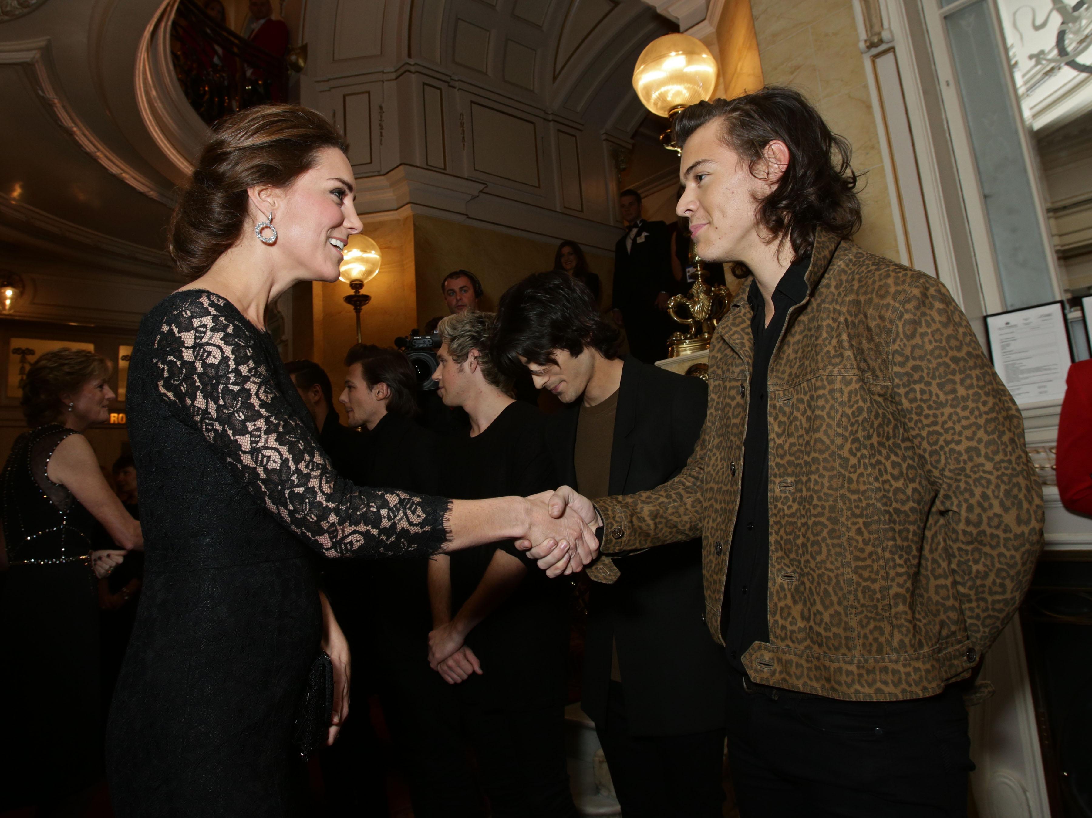 INF &#8211; The Duke &#038; Duchess of Cambridge Meet One Direction at Royal Variety Performance