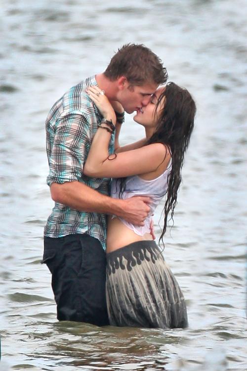 Miley cyrus liam hemsworth engaged june6 0002_ _1.jpg