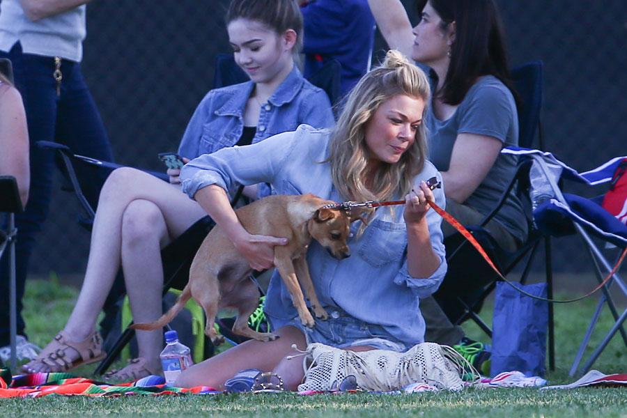 Leann rimes in daisy dukes 0