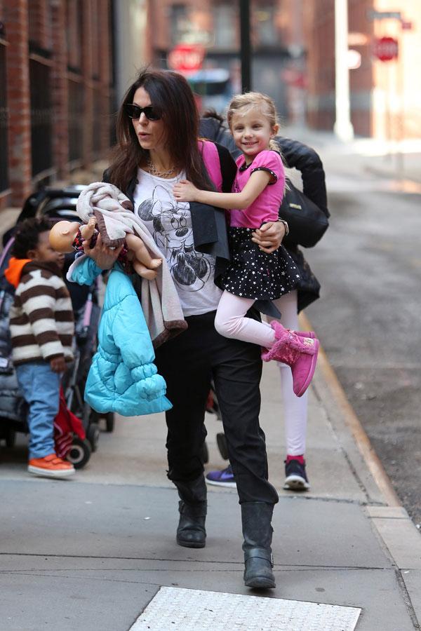 Bethenny frankel daughter bryn runs in street 05