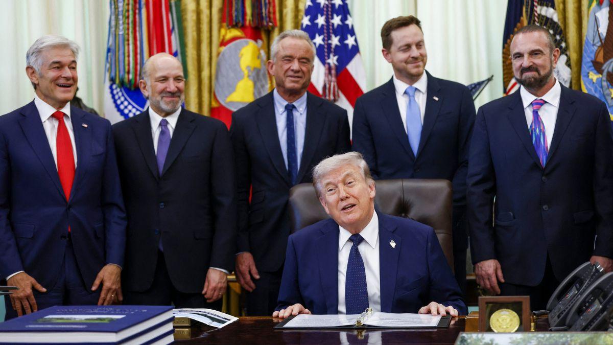 Photo of Donald Trump was caught dozing off during an event at the White House. 