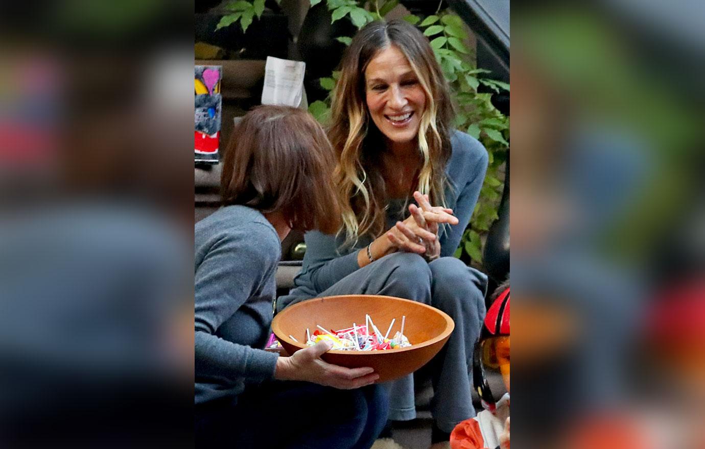 Sarah Jessica Parker hands out Candy outside her Apartment for Halloween, NYC