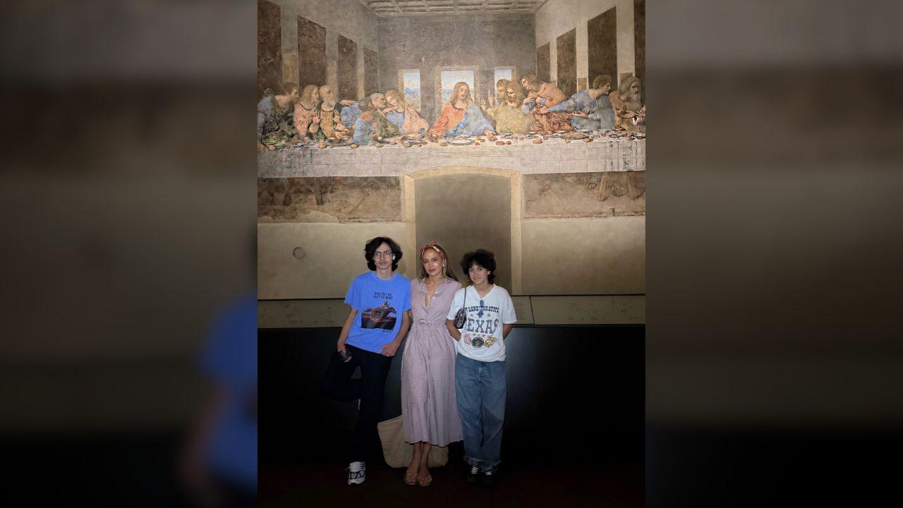 Photo of Jennifer Lopez and her children posed for a photo in front of The Last Supper in Milan.