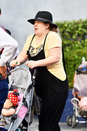 Feeding For 2 Pregnant Kelly Clarkson Grabs A Bite In Disney With Daughter River Rose 0837
