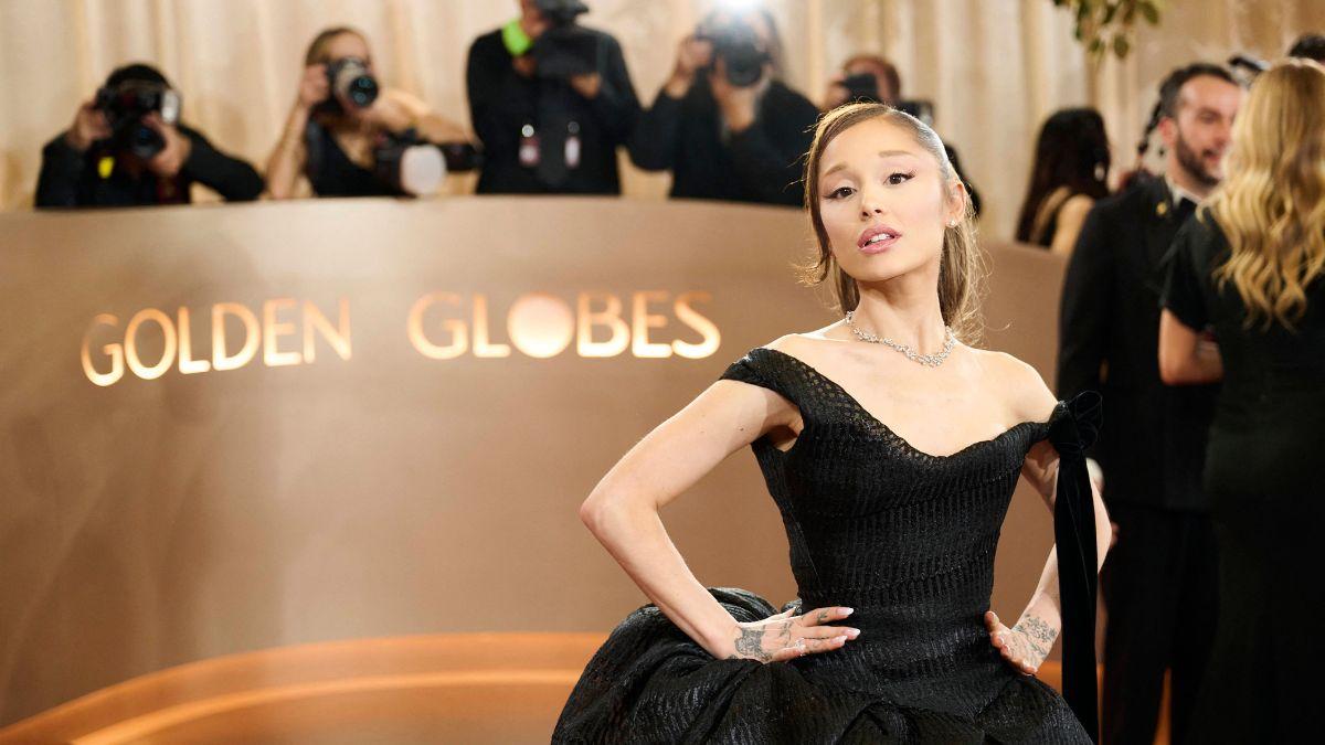 image of Fans noticed what appeared to be an extra finger on her hand.