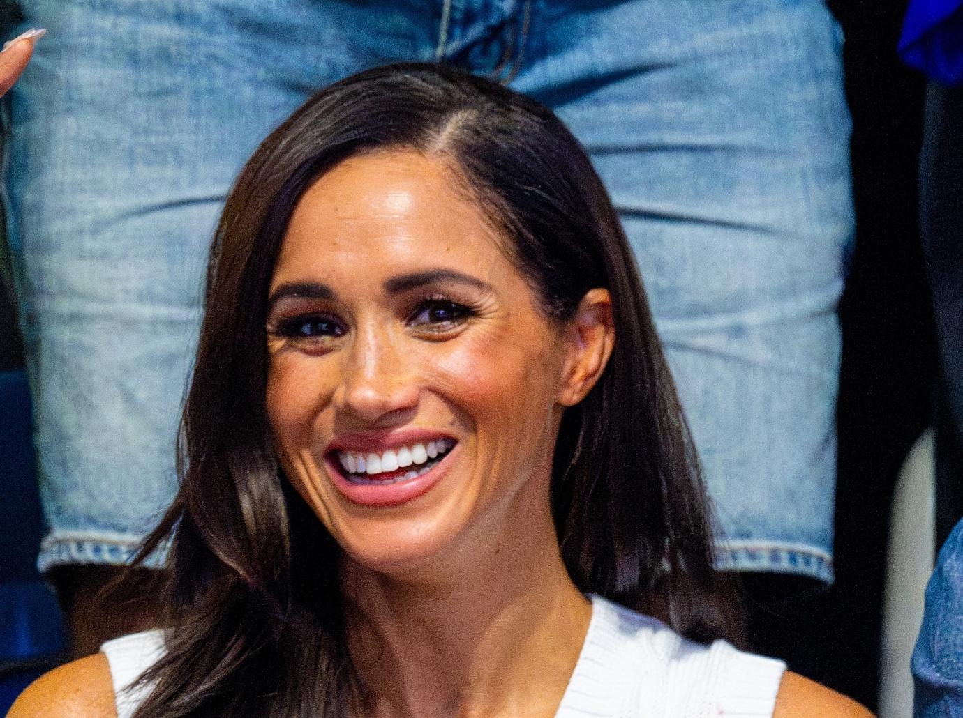 meghan markle determined get closer julia roberts team up