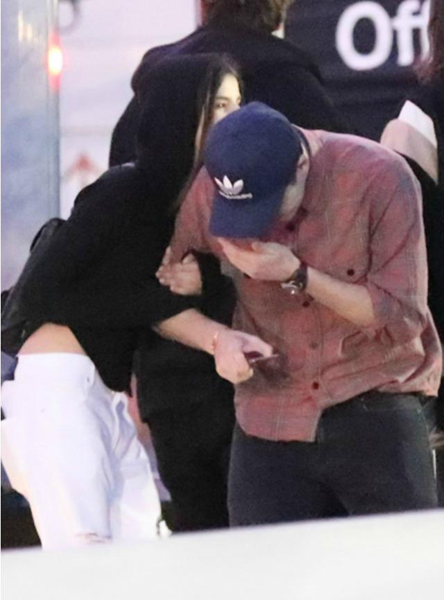 Brooklyn Beckham Niall Horan Ariana Grande Photos 04