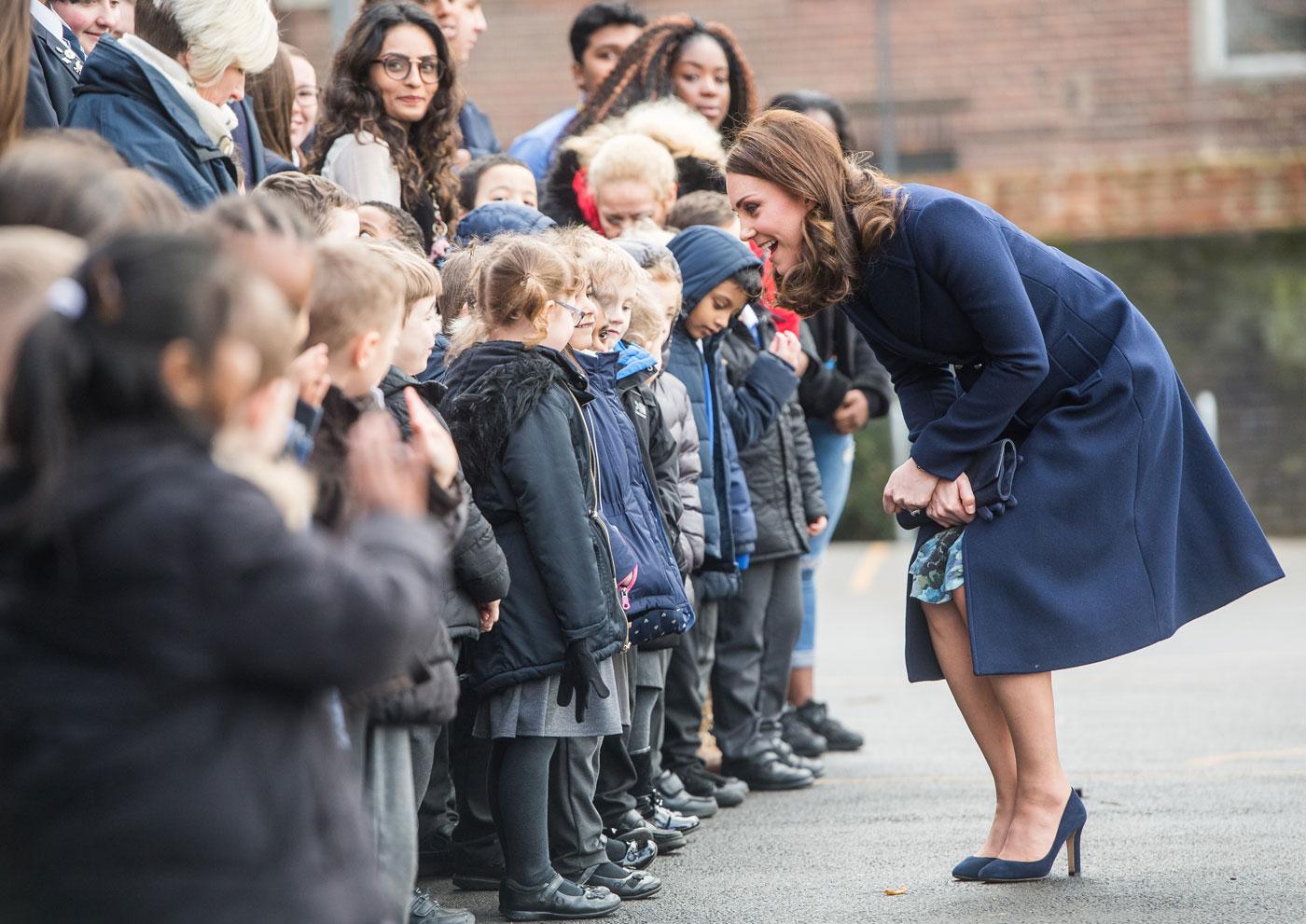 pregnant kate middleton petting puppy pics 04