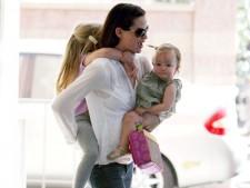 2010__03__Jennifer_Garner_Violet_Affleck_Seraphina_Affleck_March17main 225×169.jpg