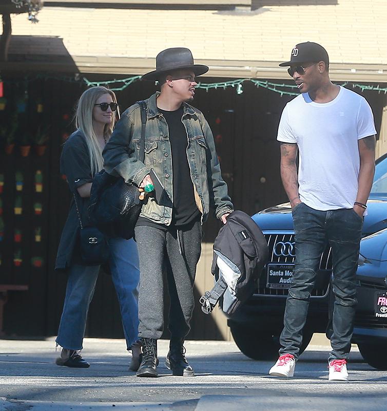 Exclusive&#8230; Ashlee Simpson, Evan Ross &amp; Their Daughter Jagger Grab Lunch With A Friend In Studio City