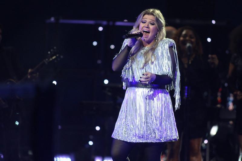 kelly clarkson jokes stylists tight dress