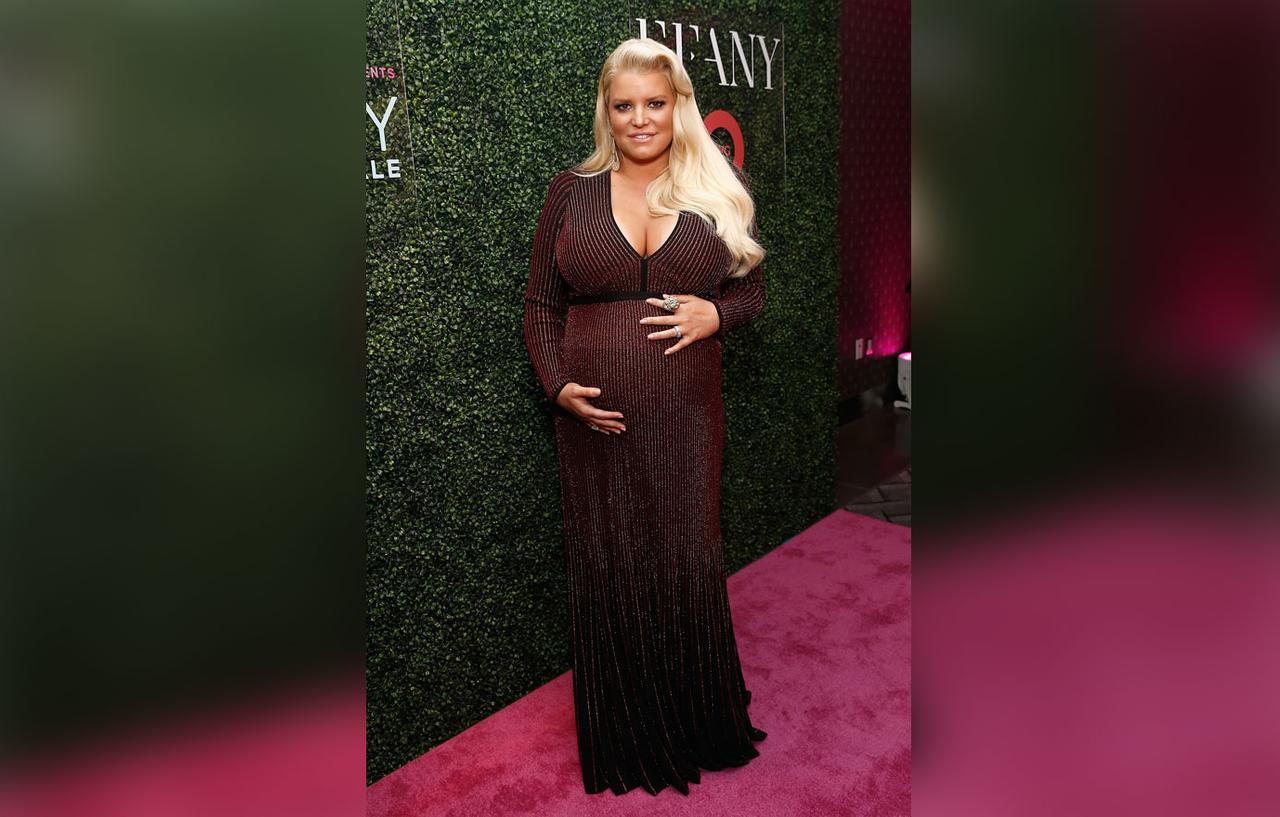 Jessica Simpson’s 10-Year Challenge Makes Fun Of Swollen Pregnancy Foot