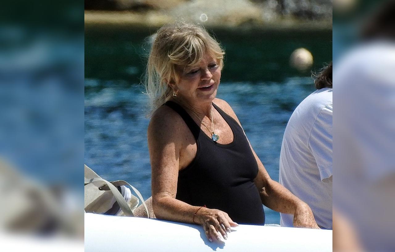 Goldie Hawn 77 Wears Swimsuit While On Boat With Kurt Russell Photos 