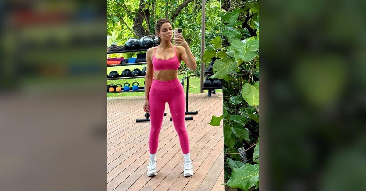 khloe kardashian flaunts ripped abs after opening up weight loss photo