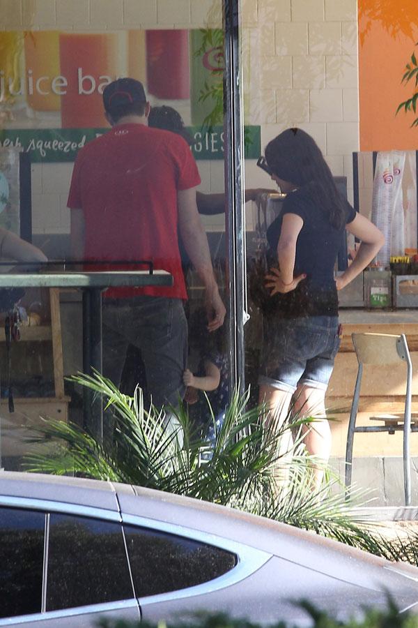 Mila kunis baby bump ashton kutchet wyatt kutcher 07