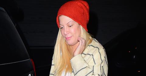 Tori Spelling Buys Tabloid Magazines as she Lands in NYC