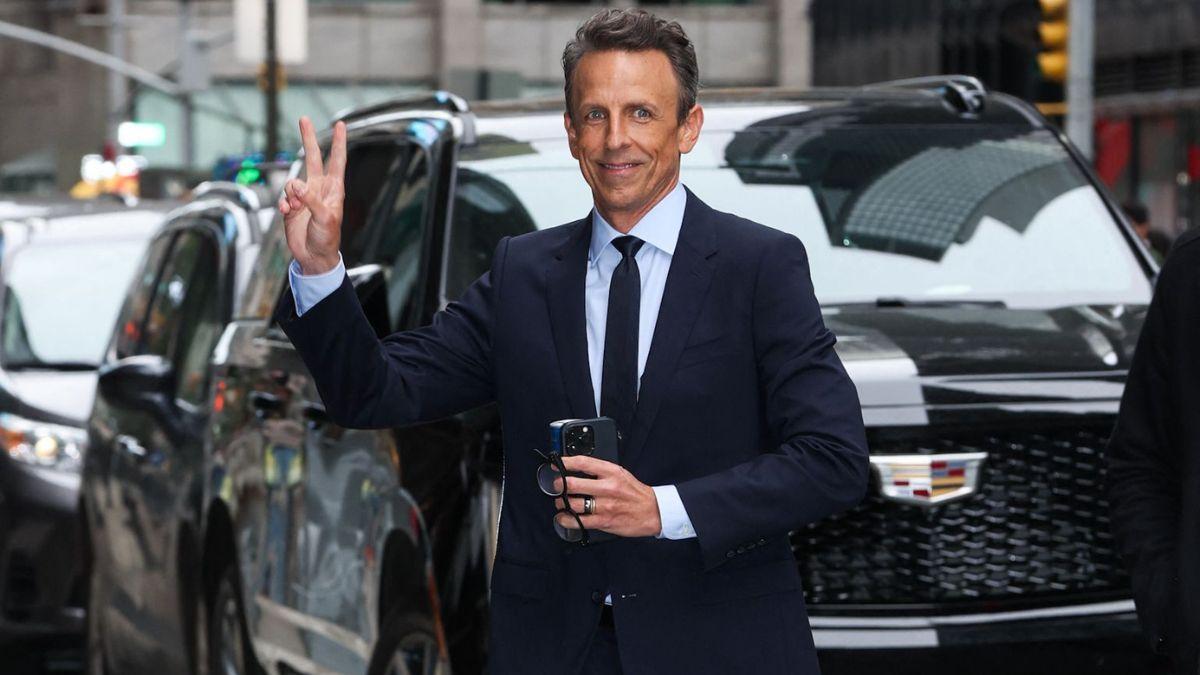 Image of Seth Meyers joked that Donald Trump wanted to build a 'swim-up cocktail bar' in the Lincoln Memorial Reflecting Pool.
