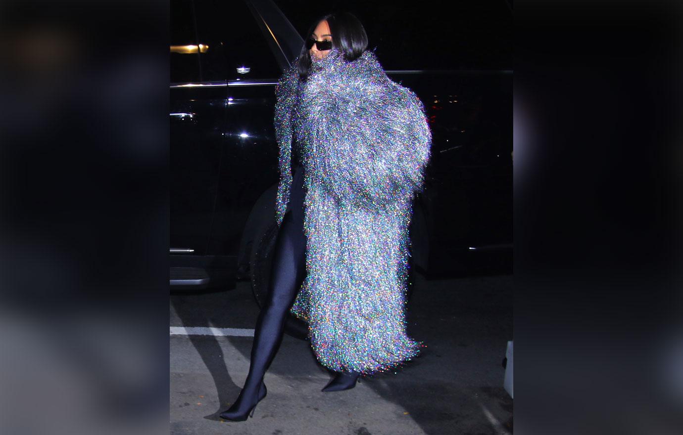 kim kardashian arrives at snl dinner