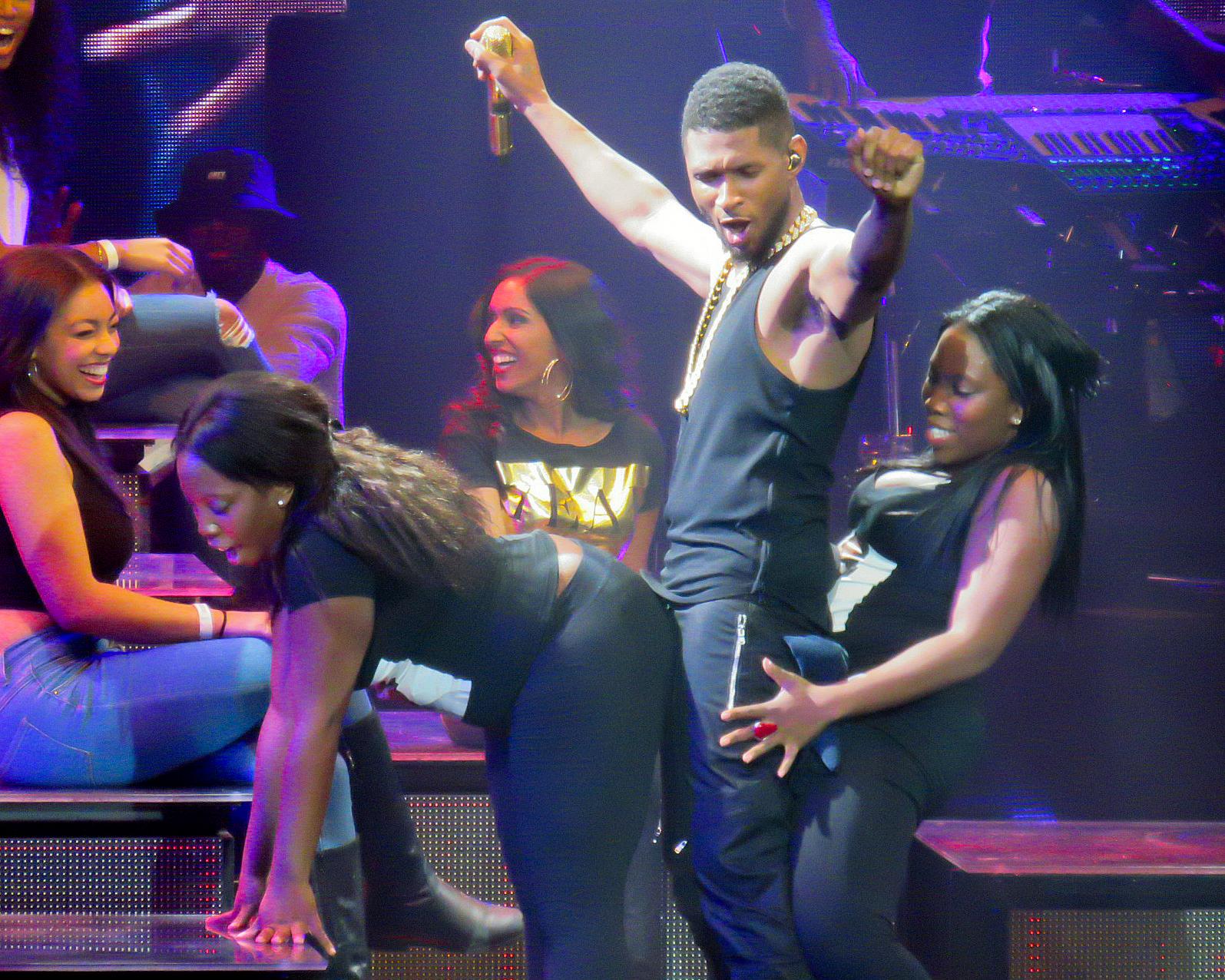 Usher Raymond twerks and grinds with twins on stage for &#8216;UR Experience&#8217; Tour Stop