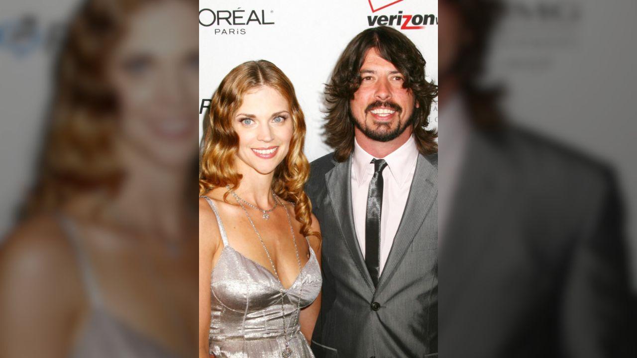 Photo of Dave Grohl fathered a child outside of his marriage.
