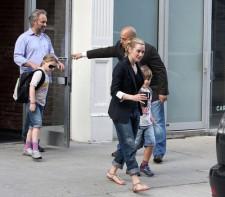 2010__04__Kate_Winslet_Sam_Mendes_April7_004 225×197.jpg