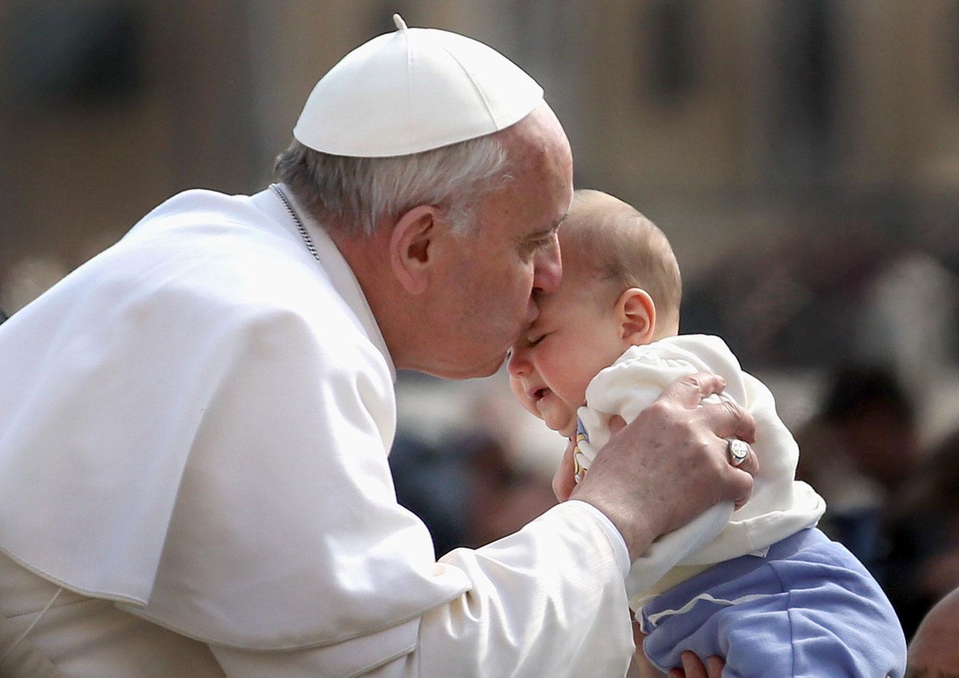 pope francis encourages breastfeeding in church 05